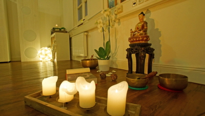Buddha mit Kerzen